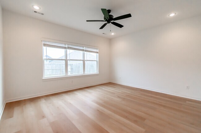 Building Photo - 535 Wagon Wheel Ave