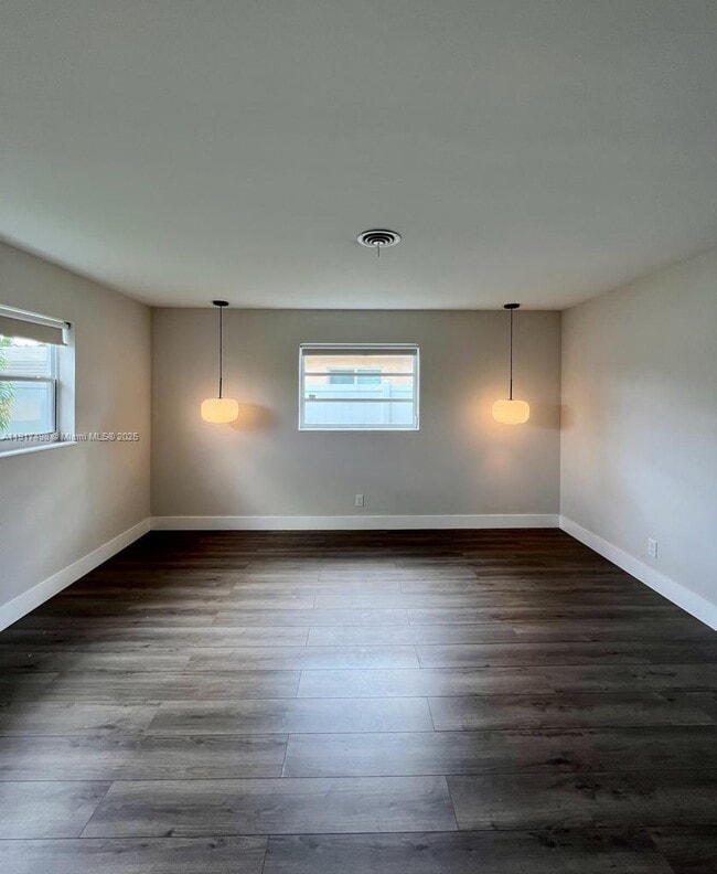 Building Photo - 1931 NE 55th Ct