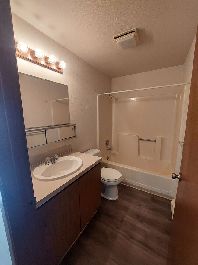 Building Photo - Great Two Bedroom in Central Location