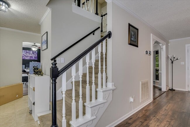Building Photo - 4 bedroom 2.5 bath home on the water with ...