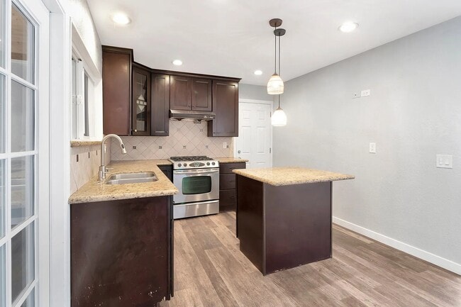 Building Photo - 10231 Empress Ave