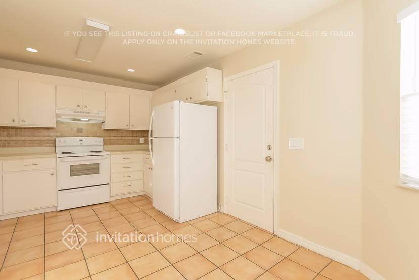 Building Photo - 203 N Lake Ct