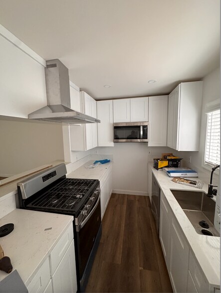 Building Photo - 10802 Doty Ave