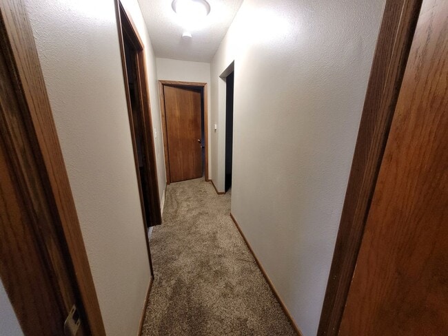 Building Photo - Don't miss this spacious kitchen!