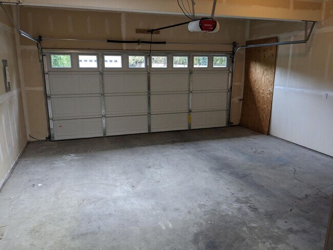 Building Photo - Beautiful 3 Bed 2.5 Bah Home in Auburn