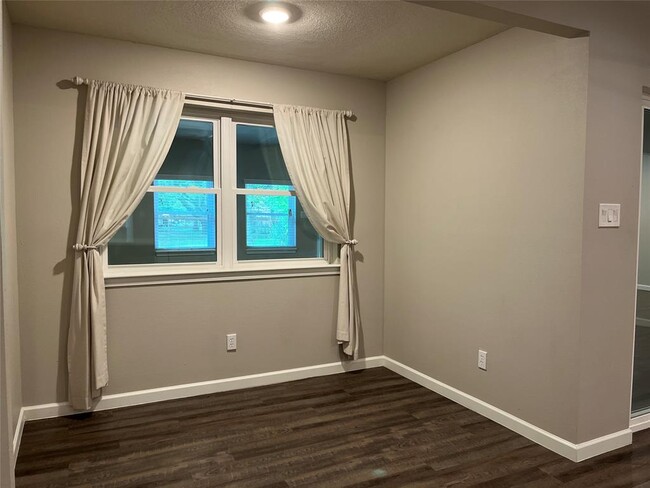 Building Photo - 304 S Shadowbend Dr