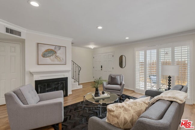 Building Photo - 843 N Martel Ave