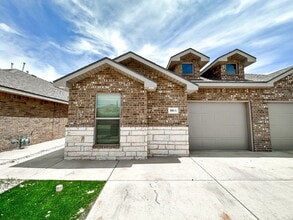 Building Photo - 3-Bedroom Duplex in Frenship ISD!