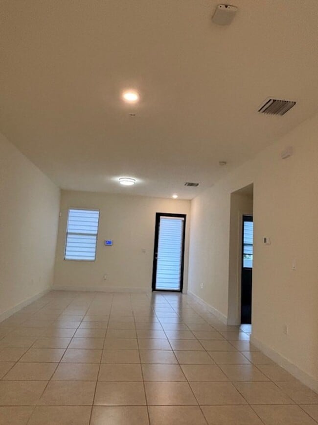 Building Photo - Great Condo unit in Doral