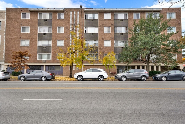 Building Photo - 7120 N Sheridan Rd