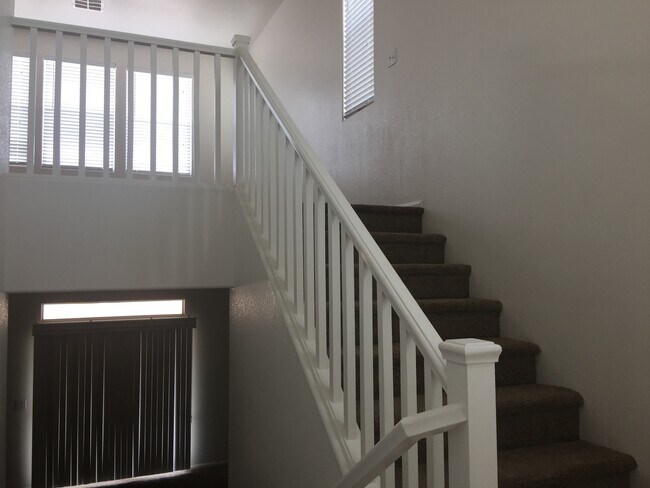 Building Photo - IMPECCABLE 2-STORY IN FANTASTIC NEIGHBORHOOD!