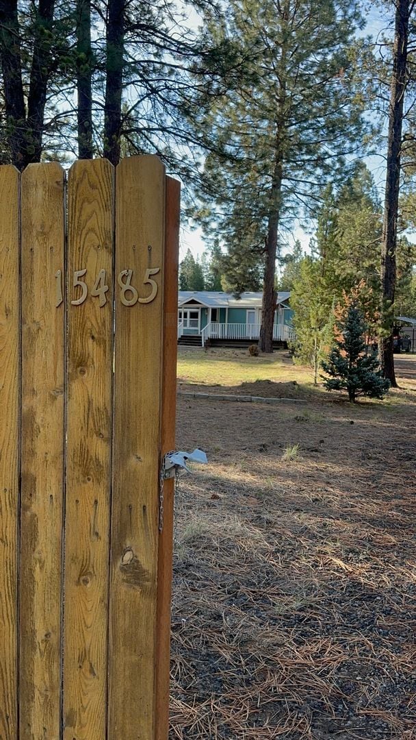 Building Photo - Adorable home in La Pine area, 1.5 acres fully fenced!!