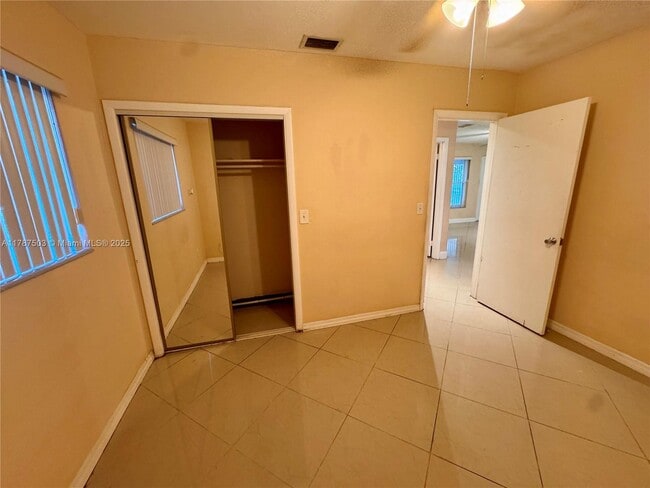 Building Photo - 4720 SW 25th Terrace