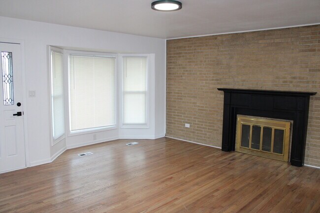 Building Photo - 4 Bedroom and 3 full bath home in Kansas C...