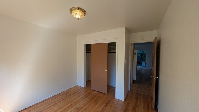 Building Photo - 2 bedroom 1 Bath, lower unit, located betw...