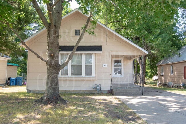 Building Photo - Charming 2-Bedroom Home