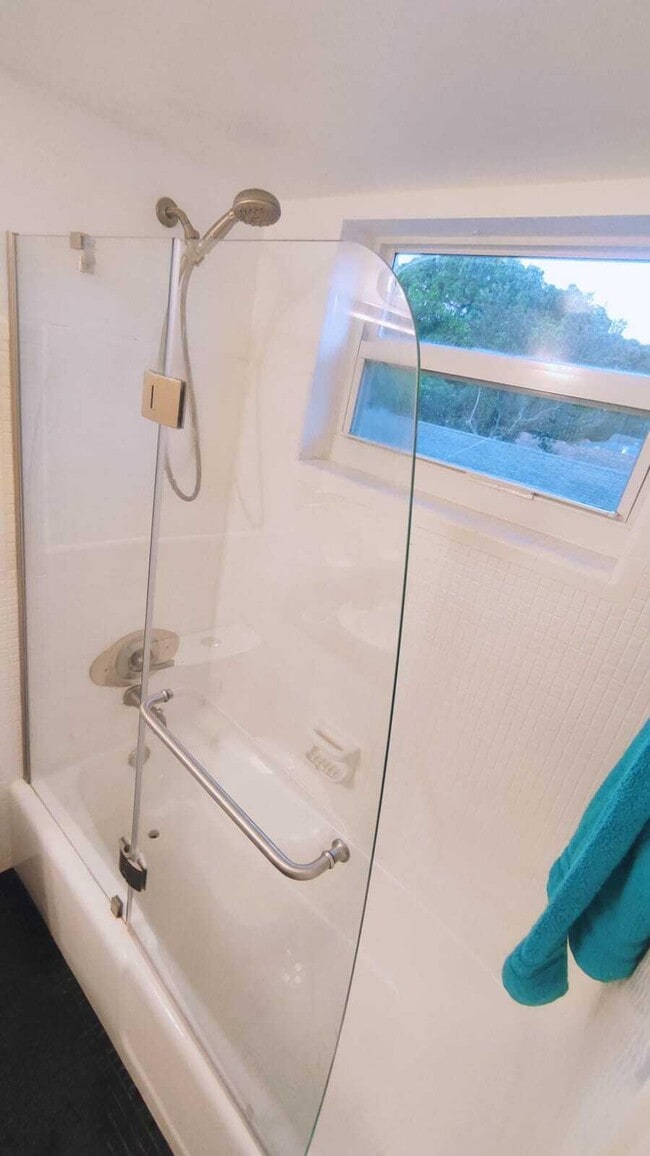 Building Photo - 1958 Monroe St