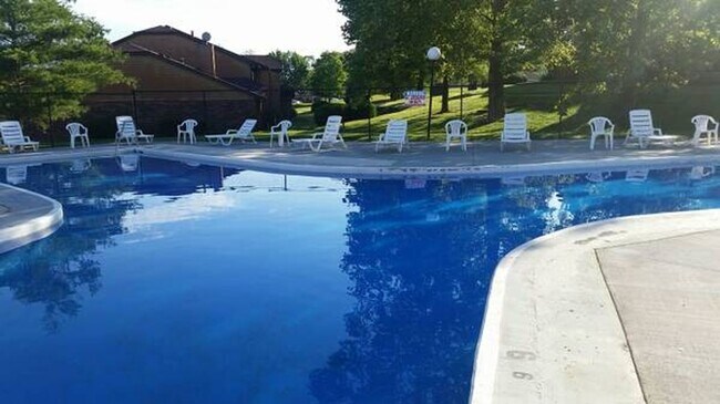 Building Photo - Spacious One Bedroom Apartment with W/D Connection!