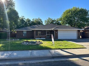 Building Photo - Large three bedroom, two bathroom home!