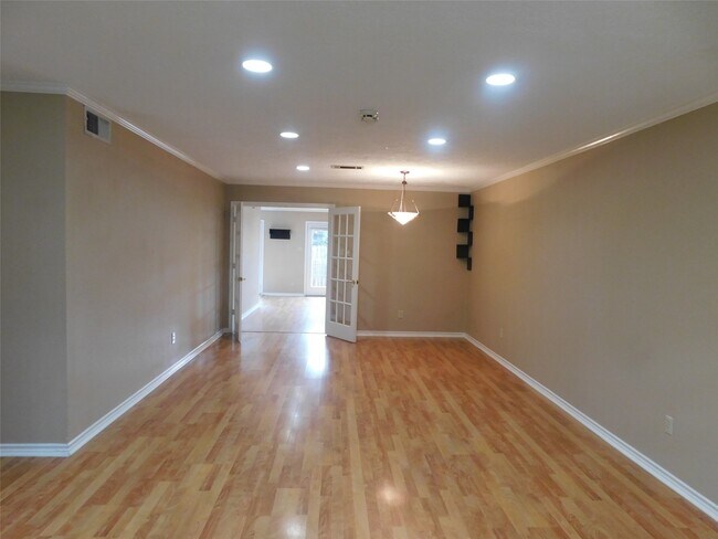 Building Photo - 472 N Post Oak Ln