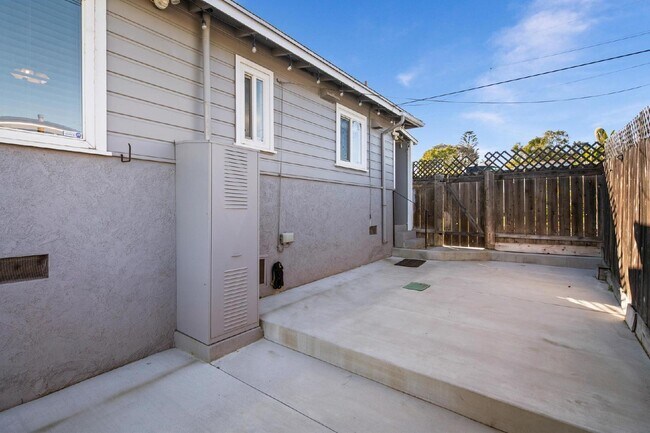 Building Photo - Mission Valley/Linda Vista 2 Bed Updated home with mountain views