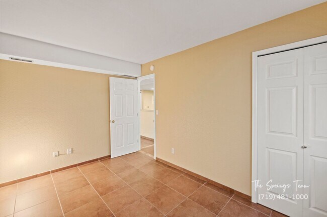 Building Photo - Spacious & Unique 3BD/2BA Townhome w/ Gara...