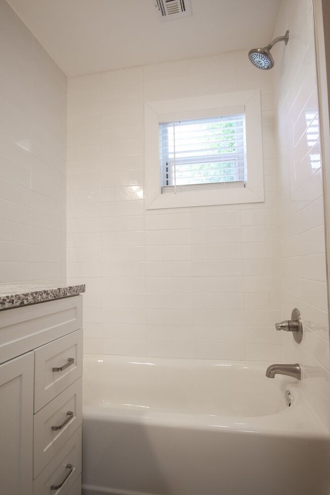 Building Photo - Recently Remodeled 3 Bed 2 Bath!