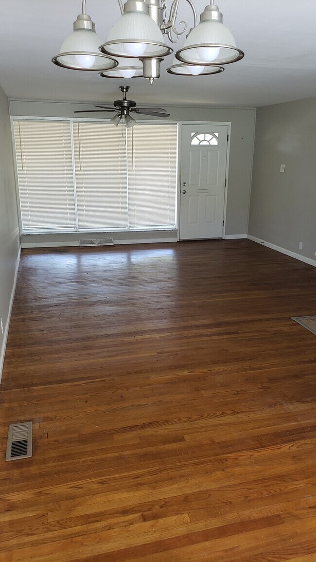Building Photo - 10418 Monarch Dr Saint Louis, MO 63136