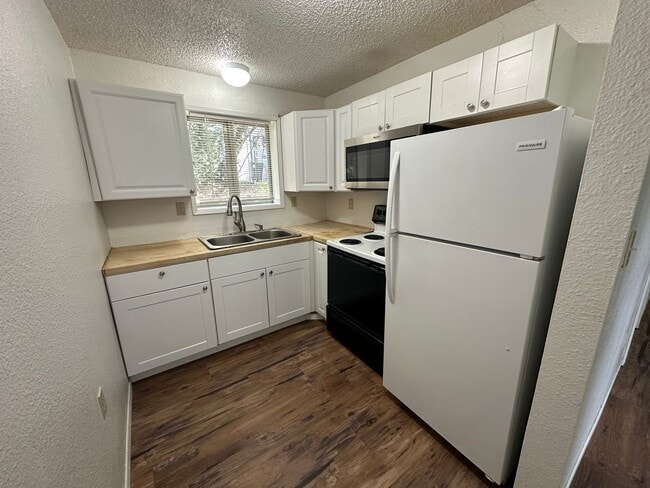 Building Photo - 2 bedroom 1 bath duplex