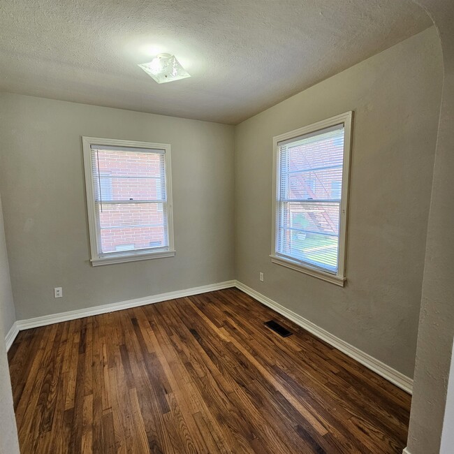 Building Photo - 124 S Franklin Blvd