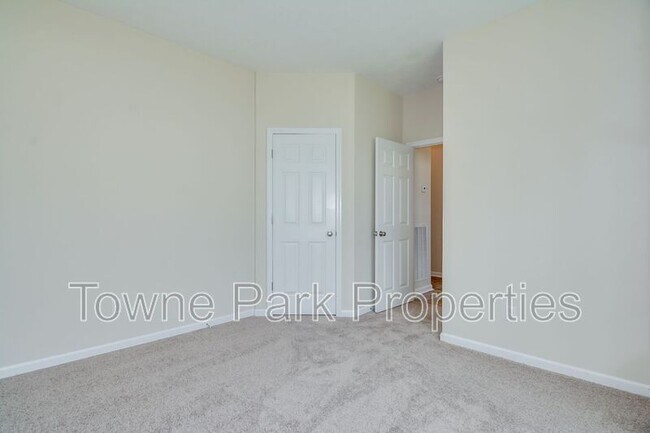 Building Photo - 1111 Hunters Cove