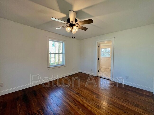 Building Photo - 125 Burton St