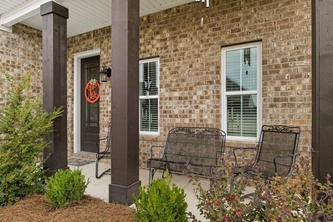Building Photo - Exceptional Home in Donahue Ridge!