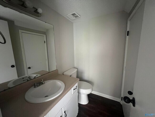 Building Photo - 9007 Mahogany Row SE