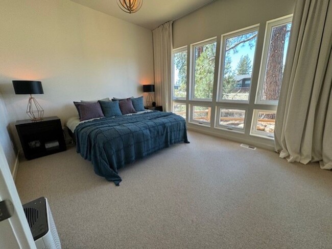 Building Photo - Gorgeous new home in Discovery West