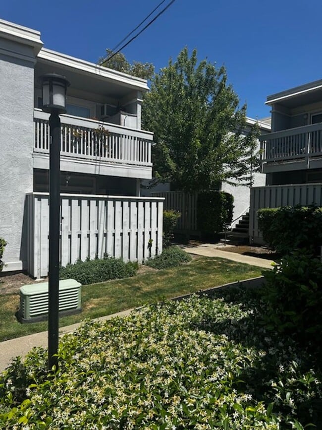 Building Photo - 2 bedroom & 1 bath condo in a parklike set...