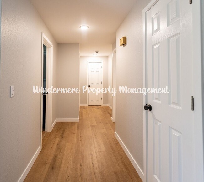 Building Photo - Charming and Bright 3 bed in Heart of Gig Harbor!