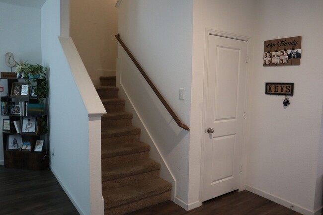 Building Photo - Two-story, 5 bed room, 3 bathroom, 3 livin...