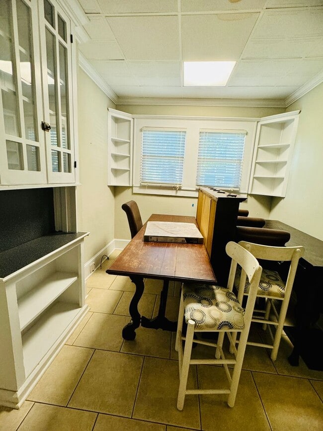 Building Photo - MOVE-IN READY!