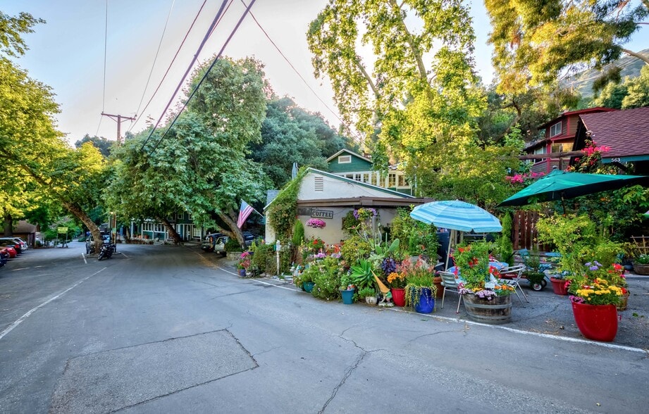 Building Photo - 618 Woodland Dr