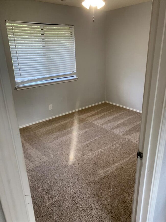 Building Photo - 807 Forest Trail