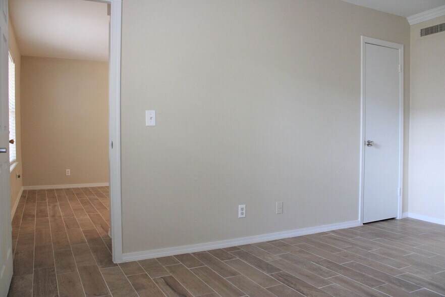 Building Photo - 11130 N Stratford Dr