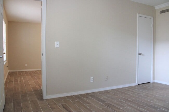 Building Photo - *** SPECIAL $300 OFF 1ST MONTH’S RENT***Available Now! Best Value in North OKC – Comfortable Cond...