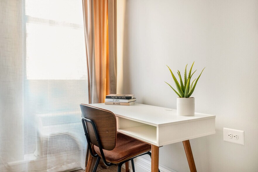 Building Photo - 240 W 73rd St