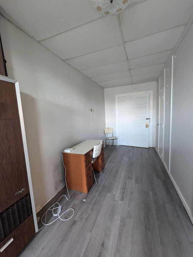 Building Photo - Furnished One Bedroom Upstairs Apartment