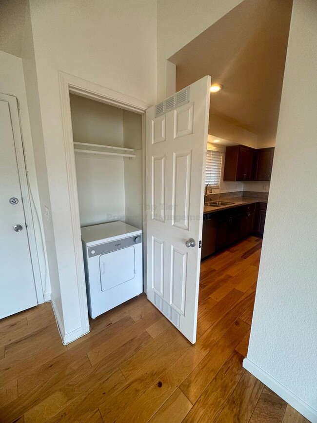 Building Photo - Charming single level 2 bed, 1 bath with b...