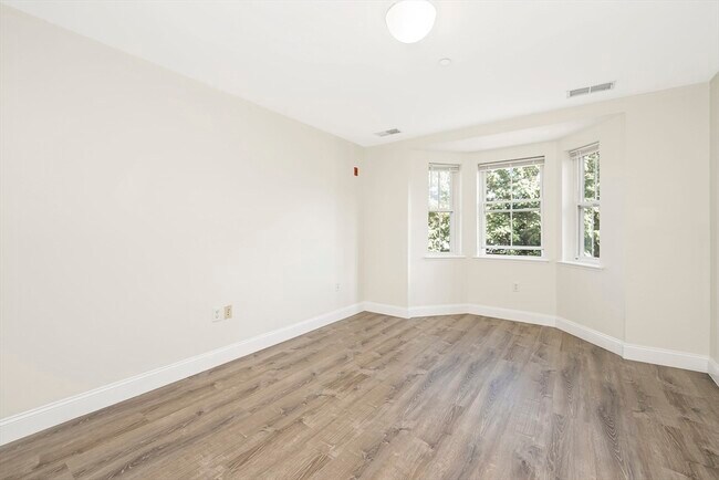 Building Photo - 120 Wyllis Ave
