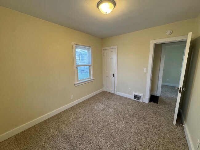 Building Photo - 2 bedroom Moline house with garage!