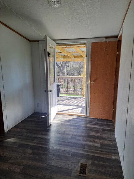 Building Photo - 108 S Calaman Ln