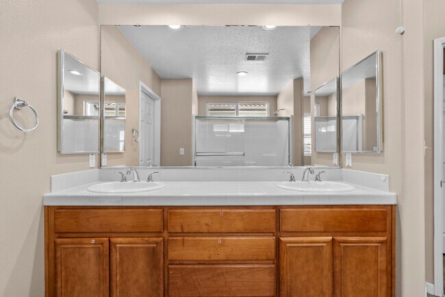 Building Photo - 9447 Hendrix Ln